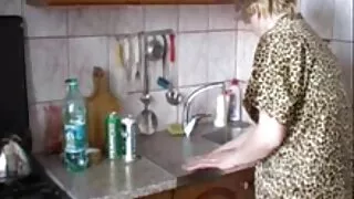 Raudona trumpaplaukis mergina Suteikia čiulpimą į subingalvį. Kruopščiai sucks gaidys.