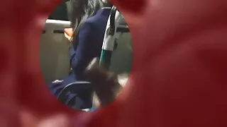 Sk Pierc Pierce plinta jos kojos priešais stepdad.