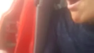 Užmaskuotas šviesūs patinka save su dildo.