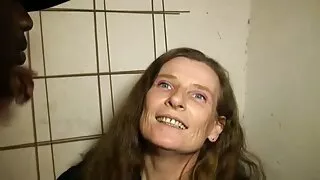 Begėdis nori duoti čiulpimą.
