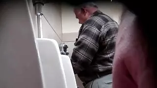 Kali rožės suteikia juodą santechniką.