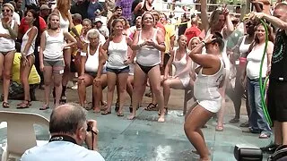 Busty blond suklupo į aiktelėti.