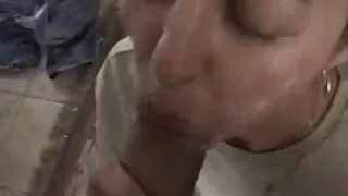 Jauna moteris trūkčiojimai vyru.