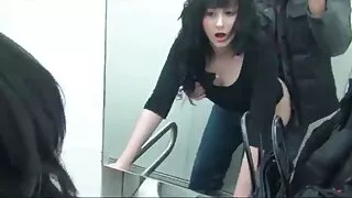 Masseur piršto fucks klientas.