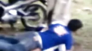 Jis ateina į užsieniečio atranką ir muša.