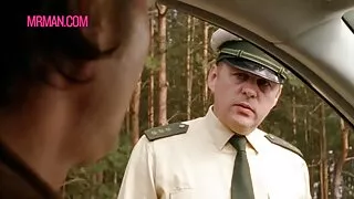 Šviesūs fucks su juoda sutuoktinių pora.
