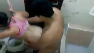 Busty Moteris salto su mylimuoju.