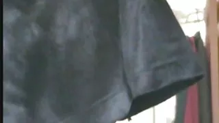 Raguotas apsaugos darbuotojas turi lytinių santykių su nusikaltėliu savo biure.