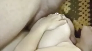 Ji sėdi pūlingas ant draugo veido ir daro namų vaizdo įrašą.
