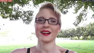 Jauna žmona vilkėjo gražų apatinį trikotažą.