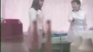 Ebony mylisi su gražia šviesiaplaukė.