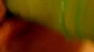 Mergina Pirštais Pūlingas Su pirštines gulėti ant lovos.