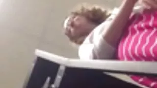 Jis ištraukė savo sijoną ir fucks jos asilas.