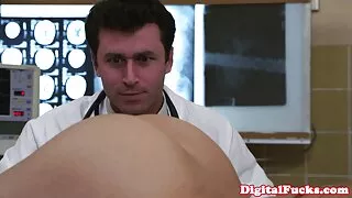 Brandus salto lovoje su mačo juoda vyras.