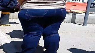 Dissolute šviesūs su redhead ant stalo.