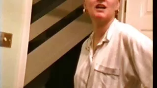 Moksleivė žaidžia su draugo gaidys.