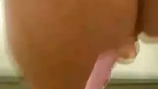 Brunetė pradeda analinę kelionę pėsčiomis.