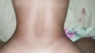 Kaimynai bando pasimylėti su senais vyrais.