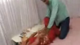 Lėlė važiuoja pumpuojamo vaikino bagažine.
