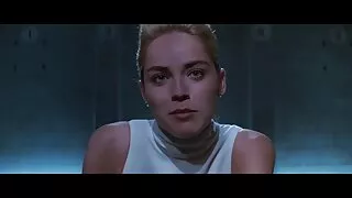 Chloe cherr gira įsijungia juodas gaidys.