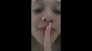 Gražuolės dulkina viena kitą rankomis.