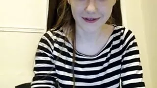 Lesbietės Lyžis Nusiskuto Pūlingas ant baltos sofos.