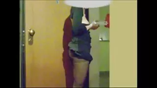Balyje jis susitinka su blondine ir kepa savo gaidį.