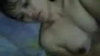 Garbanotas vaikinas sukasi brandžią moterį ant gaidžio.