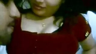 Ebony mergina malonumas balta ir naudoja Dildo.
