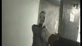 Mergina duoda vyrui čiulpimą.
